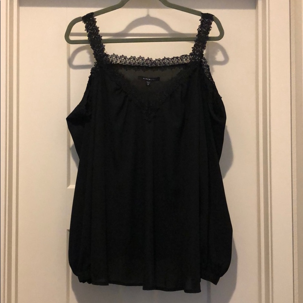 Cold shoulder top in black
